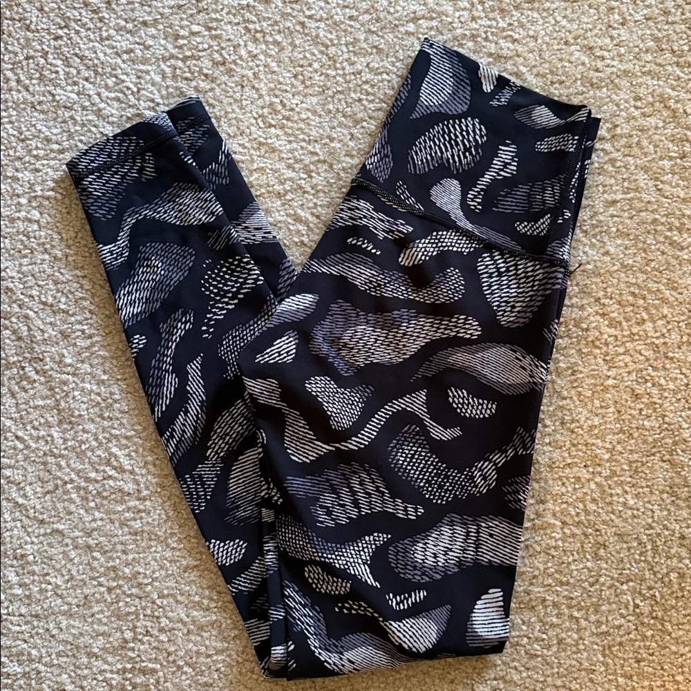 Stylish Black and Gray Lululemon Leggings - Picture 5 of 5